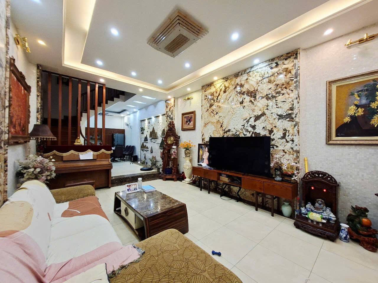 Bán liền kề Dịch Vọng, Cầu Giấy, 50m2, 5 tầng, ô tô đỗ cửa, nhà đẹp, giá tốt
