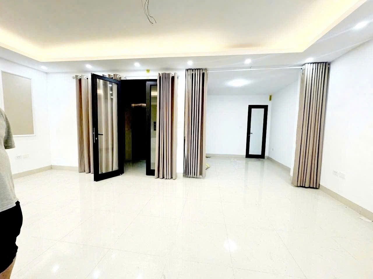 Nhà phân lô Ngoại Giao Đoàn, 2 ô tô tránh, mặt tiền khủng, thang máy, view hồ điều hoà – Đại sứ quán Hàn Quốc
