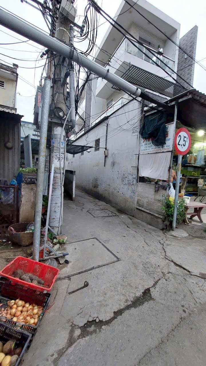 Bán gấp nhà tại Xã Bình Chánh, huyện Bình Chánh., nở hậu chữ L 6m .Giá giảm mạnh, chưa tới 3 tỷ đồng.