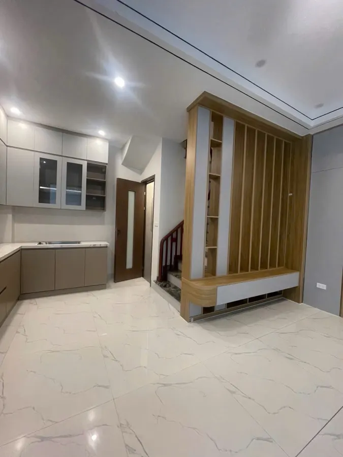 NHÀ MỚI ĐẸP Ở LUÔN Phố Thanh Am 33m X 5 Tầng mặt tiền 5.5m 5.6 Tỷ Long Biên.