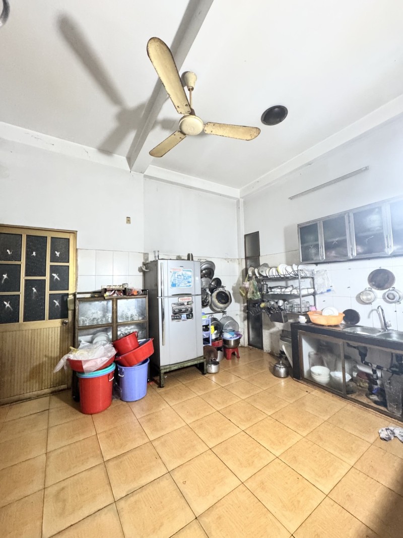 Bán nhà Phường Thủ Đức, đường Hồ Văn Tư, 110m2, 3 tầng, 4PN, sổ hồng, giá 5.7 tỷ. LH: 0933125879