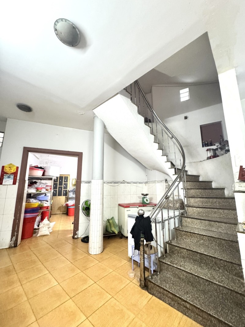Bán nhà Phường Thủ Đức, đường Hồ Văn Tư, 110m2, 3 tầng, 4PN, sổ hồng, giá 5.7 tỷ. LH: 0933125879