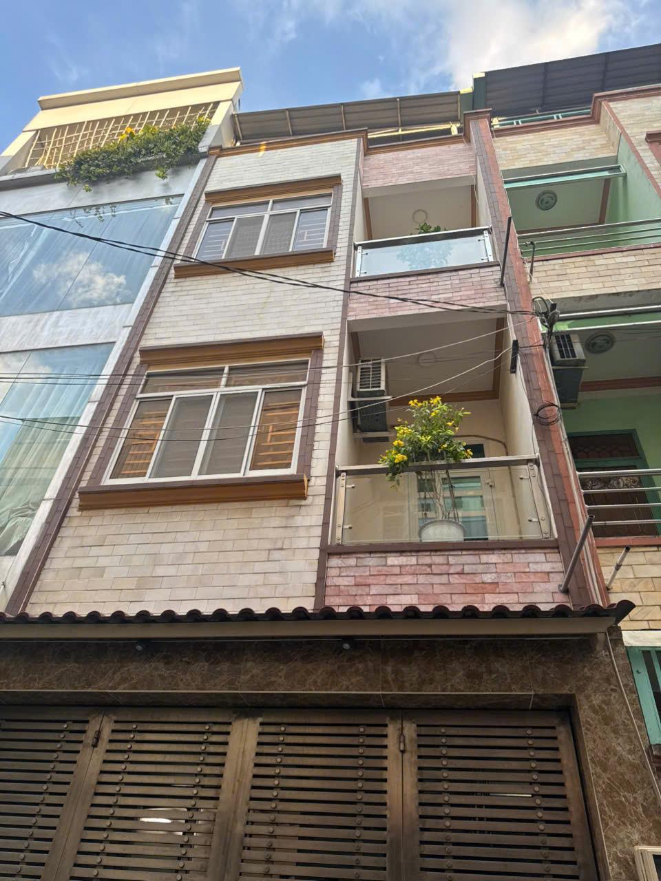 **Bán nhà hẻm 8m Cộng Hòa** phường 4 quận Tân Bình (4,5×20) 4 tầng
