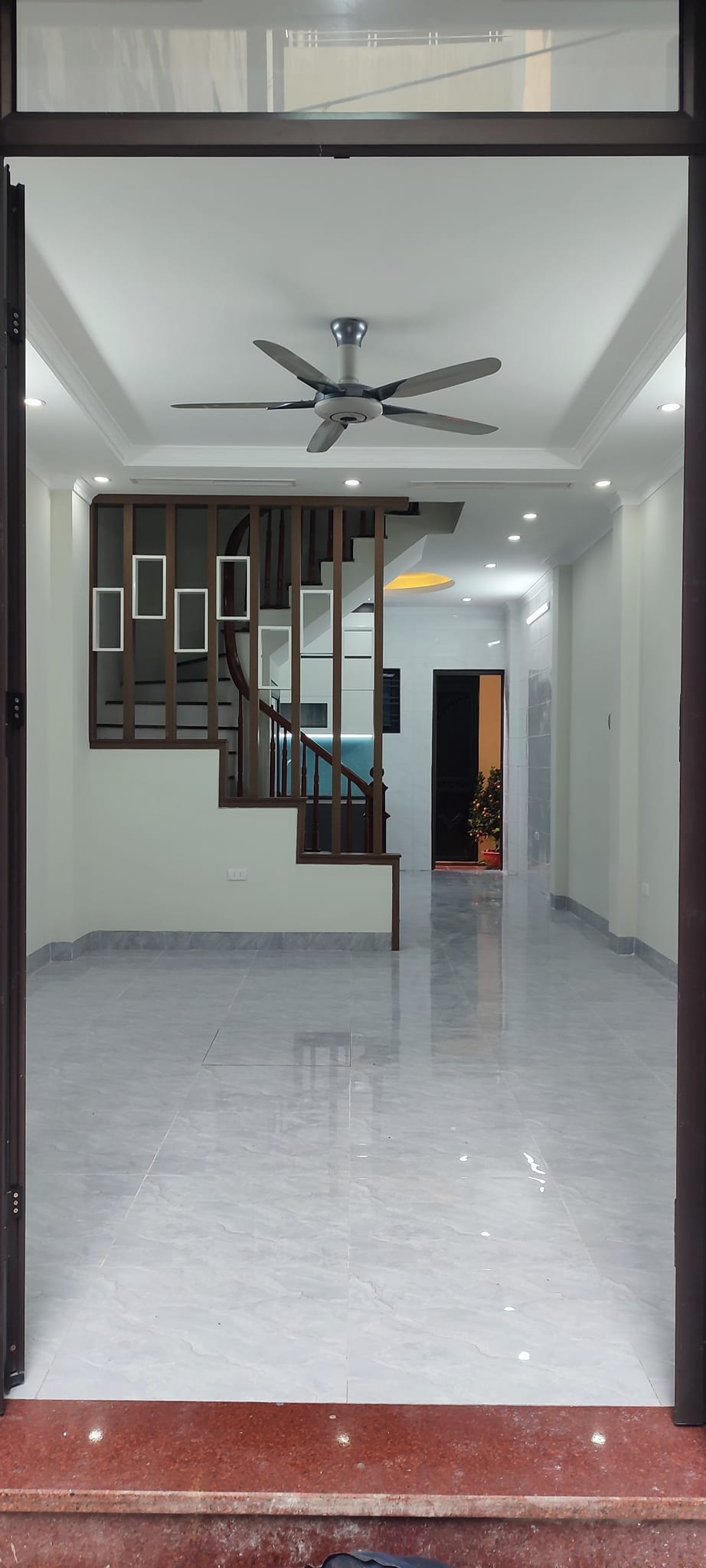 Siêu phẩm Liên Mạc nhà 5 tầng mới kính kong xách vali ở luôn Ô TÔ đỗ cửa
