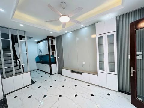 NHÀ MỚI KÍNH KONG – OTO ĐỖ CỬA – SÂN CHƠI RỘNG THOÁNG