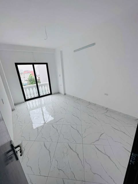 NHÀ MỚI KÍNH KONG – OTO ĐỖ CỬA – SÂN CHƠI RỘNG THOÁNG