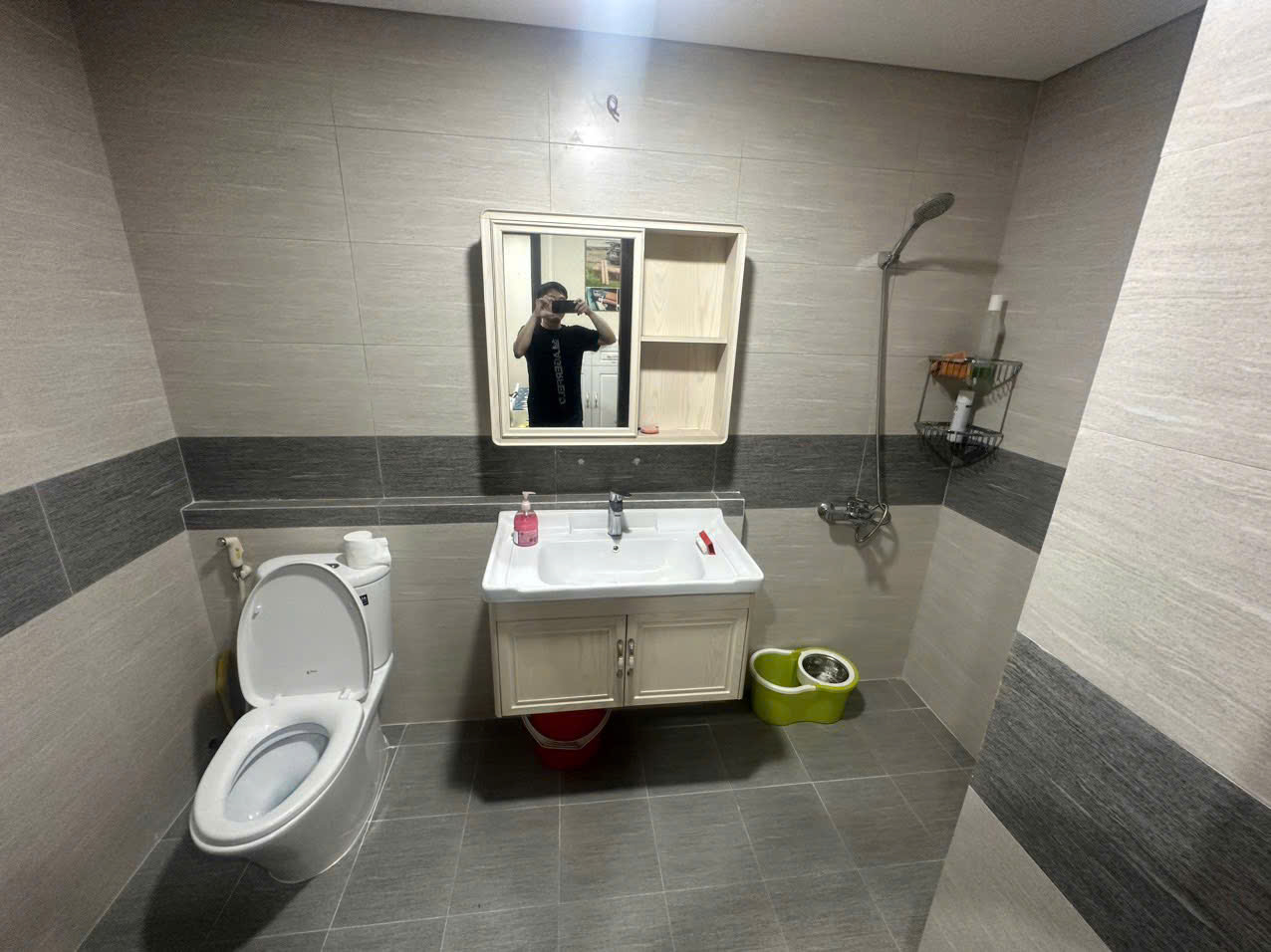 Cho thuê căn hộ chung cư Tầng 11 Nguyễn Trãi, 75m2, 2 ngủ, 2 vệ sinh, 15 Triệu