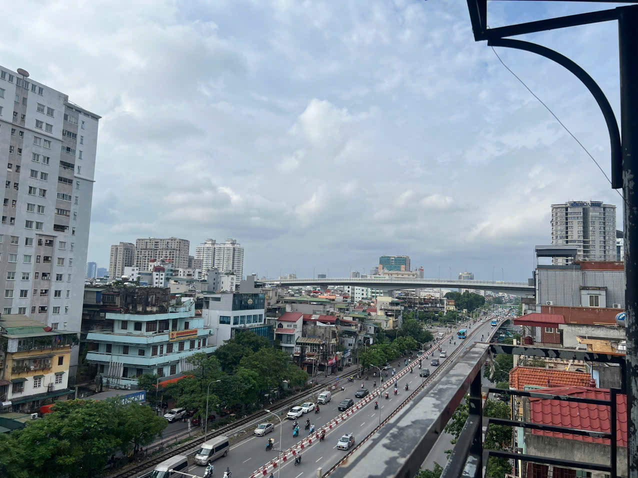 Cho thuê nhà ngõ ô tô Văn Cao, 39m2, 3 tầng, 4 ngủ, 2 vệ sinh, 14 triệu