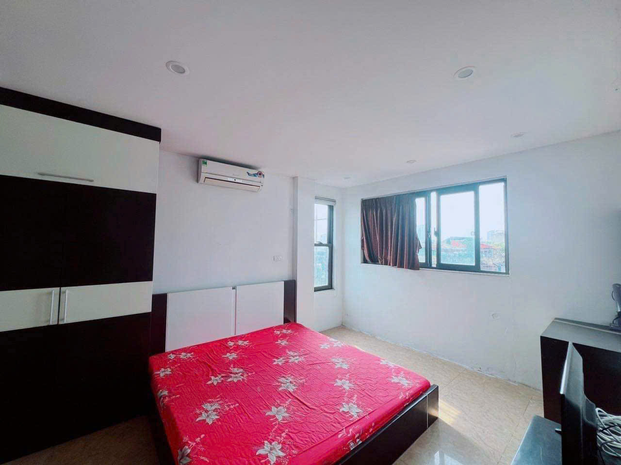 Cho thuê nhà ngõ ô tô Văn Cao, 39m2, 3 tầng, 4 ngủ, 2 vệ sinh, 14 triệu