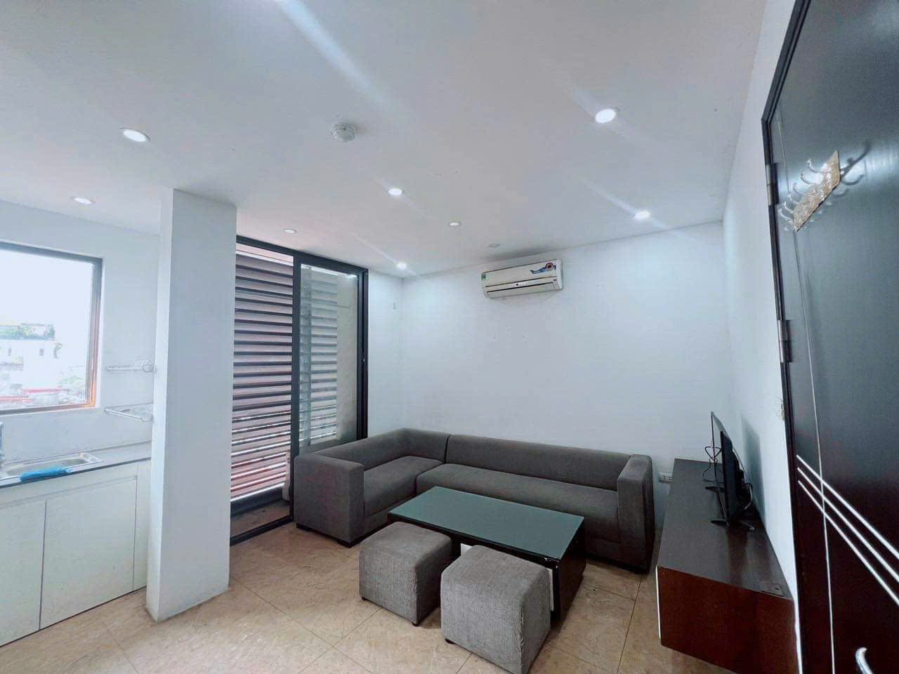 Cho thuê nhà ngõ ô tô Văn Cao, 39m2, 3 tầng, 4 ngủ, 2 vệ sinh, 14 triệu