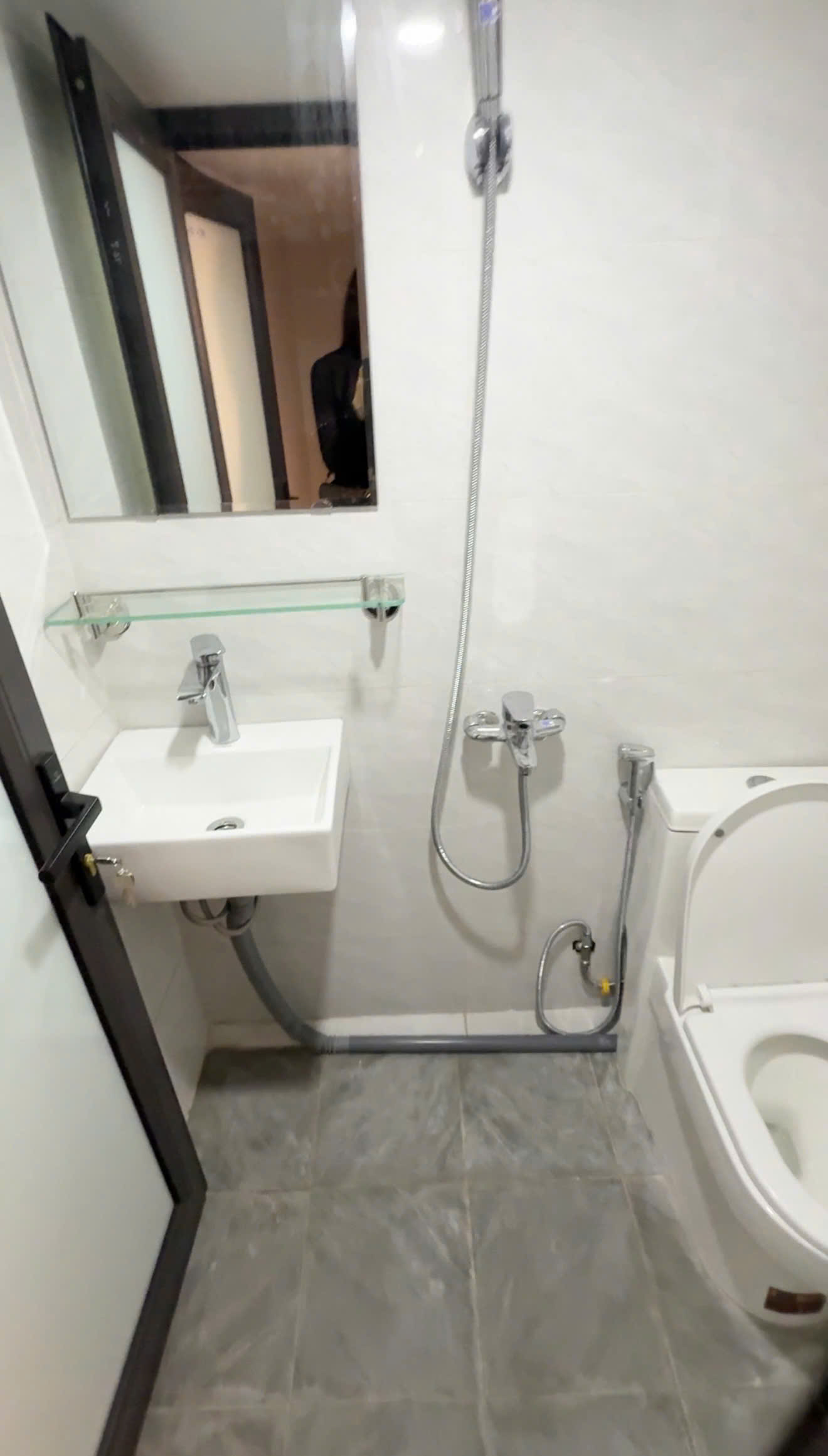 Cho thuê nhà nguyên căn 495 Bạch Đằng 20m2 x 5 tầng; 3 ngủ, 3 vệ sinh; 8 triệu/tháng