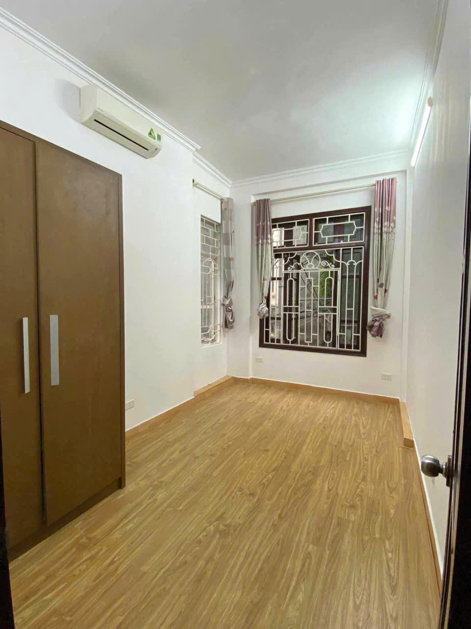 Cho thuê nhà nguyên căn ngõ 127 Hào Nam, 32m2 x 4 Tầng, 3 ngủ, Giá 11 triệu/tháng