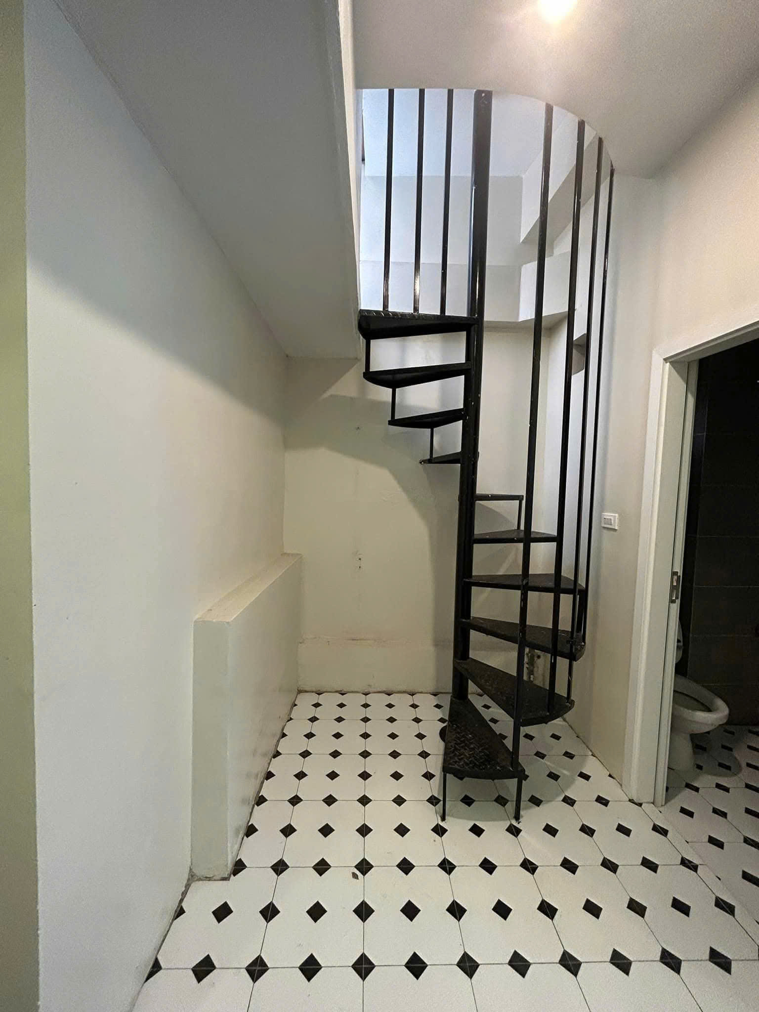 Cho thuê nhà Kim Ngưu, 3 tầng x 40m2, KD Spa, Nail kết hợp ở lại, 18 Triệu