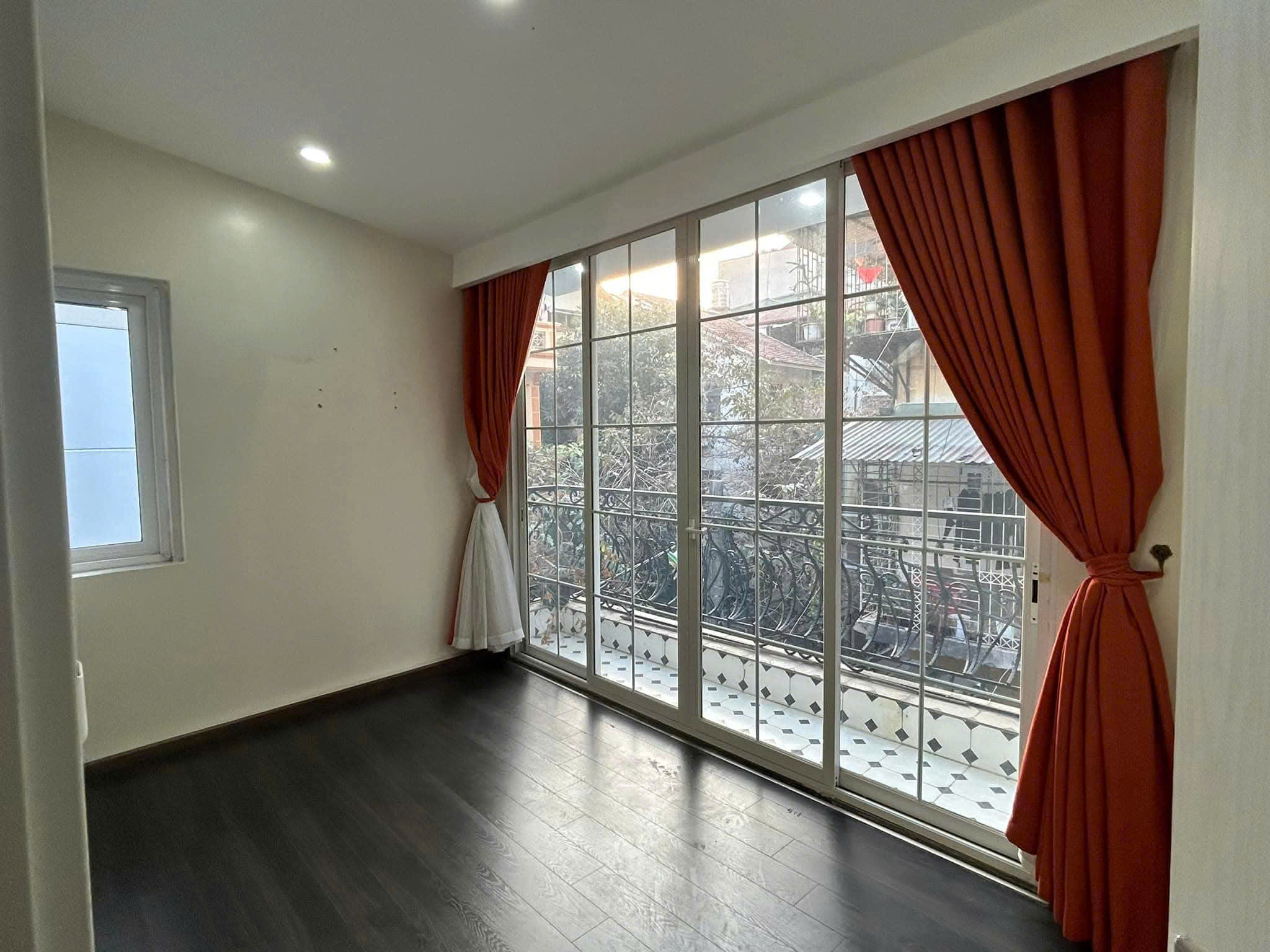 Cho thuê nhà Kim Ngưu, 3 tầng x 40m2, KD Spa, Nail kết hợp ở lại, 18 Triệu
