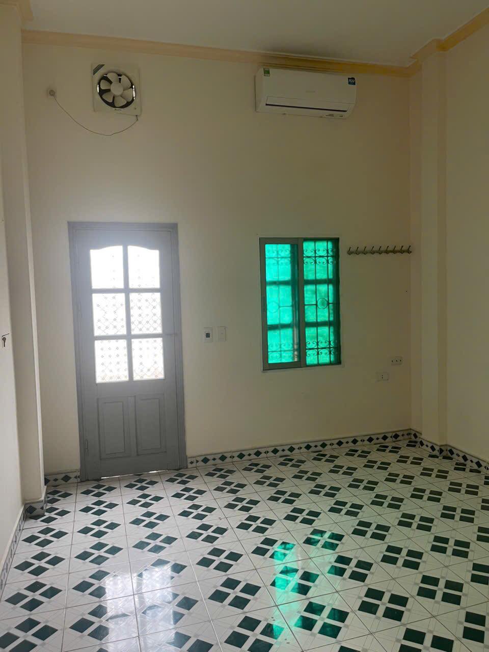 Cho thuê nhà ngõ 100 Kim Ngưu, 2.,5 tầng x 50m2, 2 ngủ, 10 Triệu