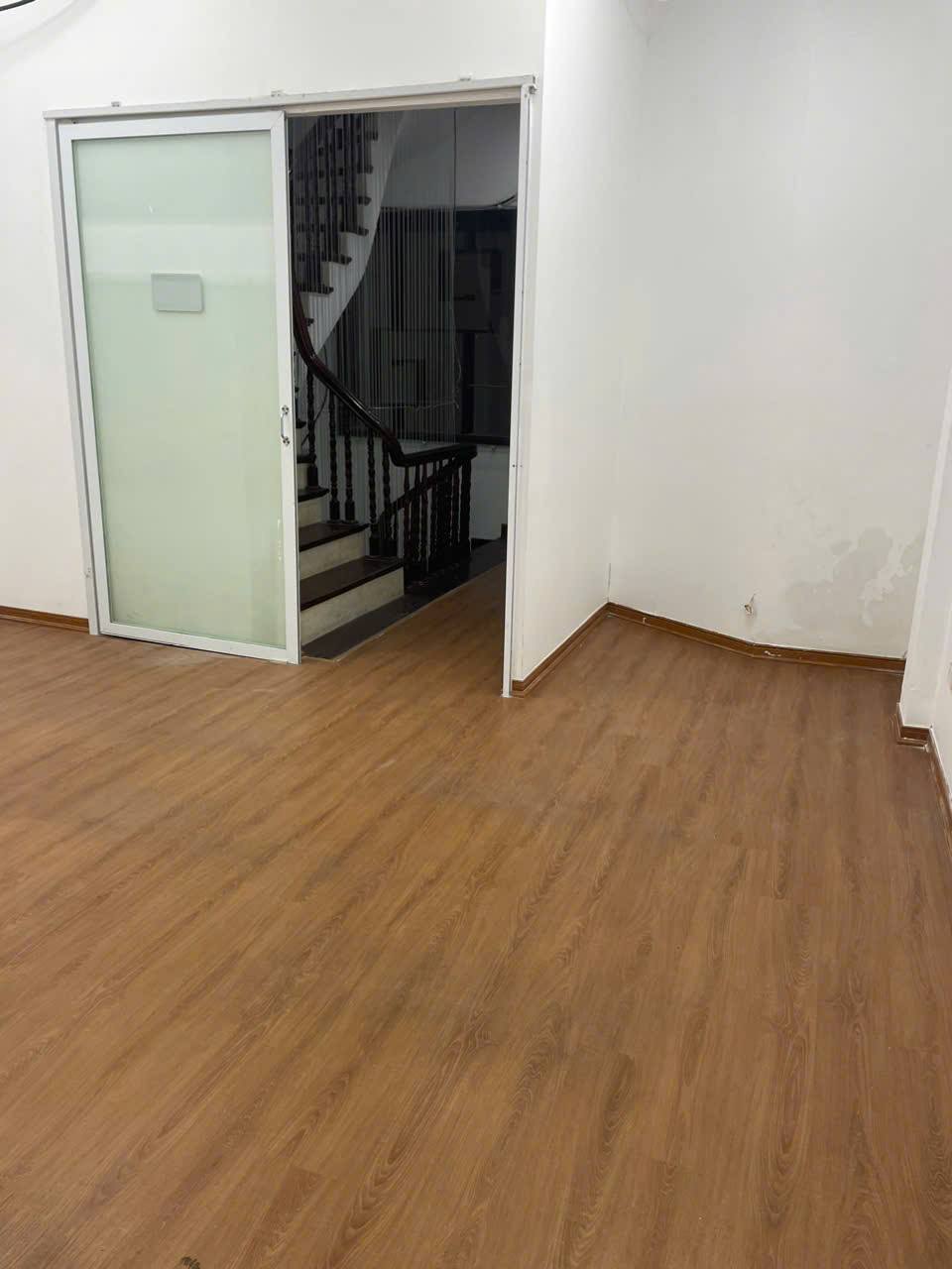 Cho thuê nhà Phân lô ô tô Nguyễn Khánh Toàn, 78m2 x 5 tầng, mt 5m – 6 phòng – 4wc