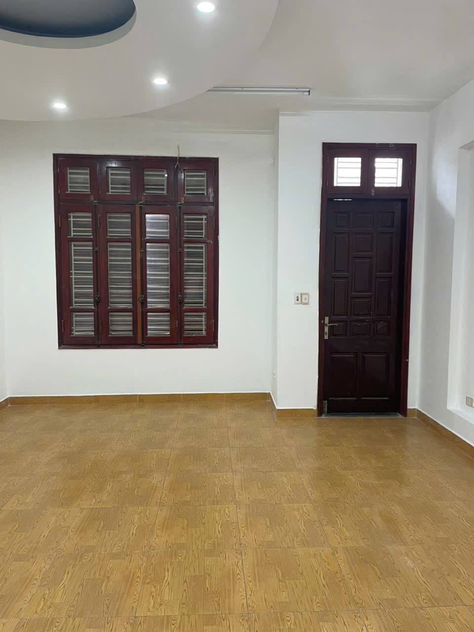 Cho thuê nhà Phân lô ô tô Nguyễn Khánh Toàn, 78m2 x 5 tầng, mt 5m – 6 phòng – 4wc