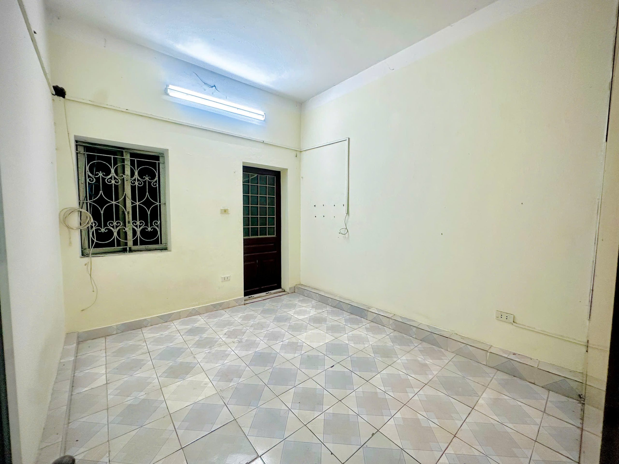 cho thuê nhà ngõ 326 đường Nguyễn Trãi, 30m2 x 5 tầng + tum -4 ngủ . mỗi tầng 1 pn 1vs