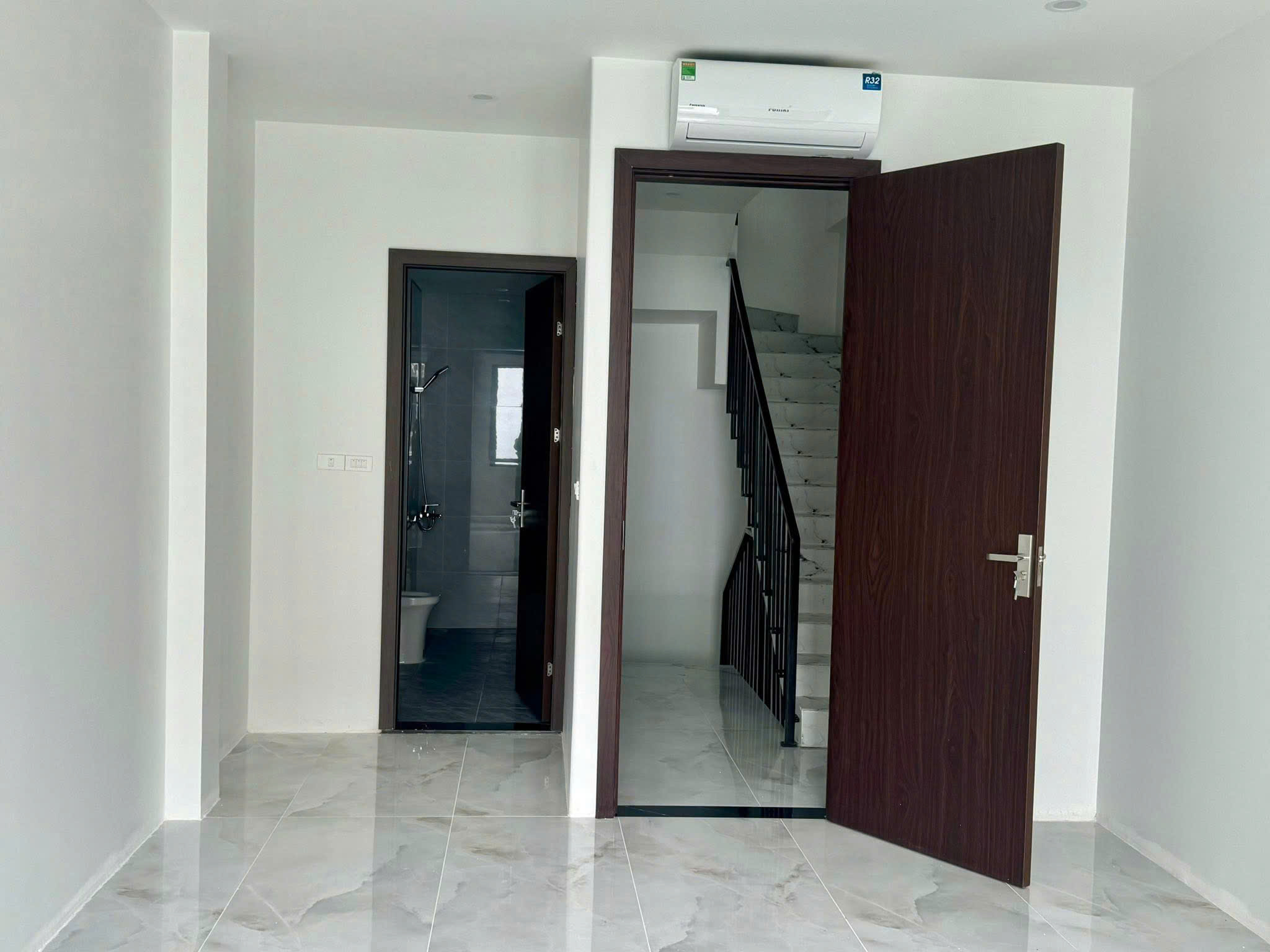 Cho thuê nhà ngõ 985 Tam Trinh, 38m2 x 5 tầng, 3 ngủ, Giá 13 triệu/tháng