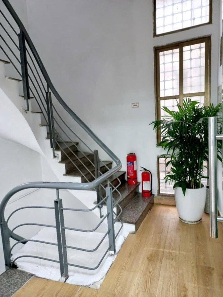 Cho thuê toà nhà Mặt Phố Khúc Thừa Dụ, Cầu Giấy, 7.5 tầng x 150m2, mt 10m, 285 Triệu