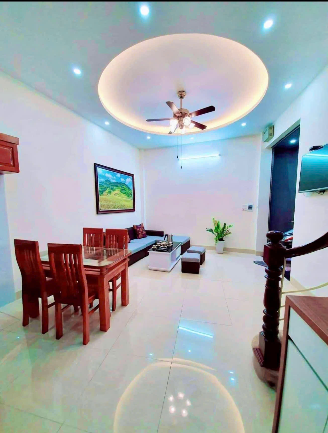 Cho thuê nhà nguyên căn ngõ 609 Vũ Tông Phan, 35m2 x 4.5 tầng, 1 tum, 3 ngủ