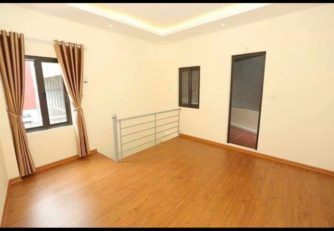 Cho thuê nhà nguyên căn ngõ 609 Vũ Tông Phan, 35m2 x 4.5 tầng, 1 tum, 3 ngủ