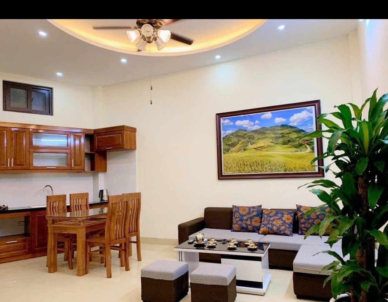 Cho thuê nhà nguyên căn ngõ 609 Vũ Tông Phan, 35m2 x 4.5 tầng, 1 tum, 3 ngủ