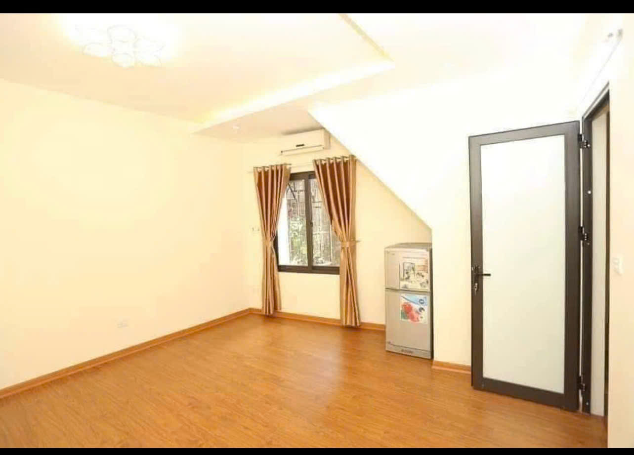 Cho thuê nhà nguyên căn ngõ 609 Vũ Tông Phan, 35m2 x 4.5 tầng, 1 tum, 3 ngủ