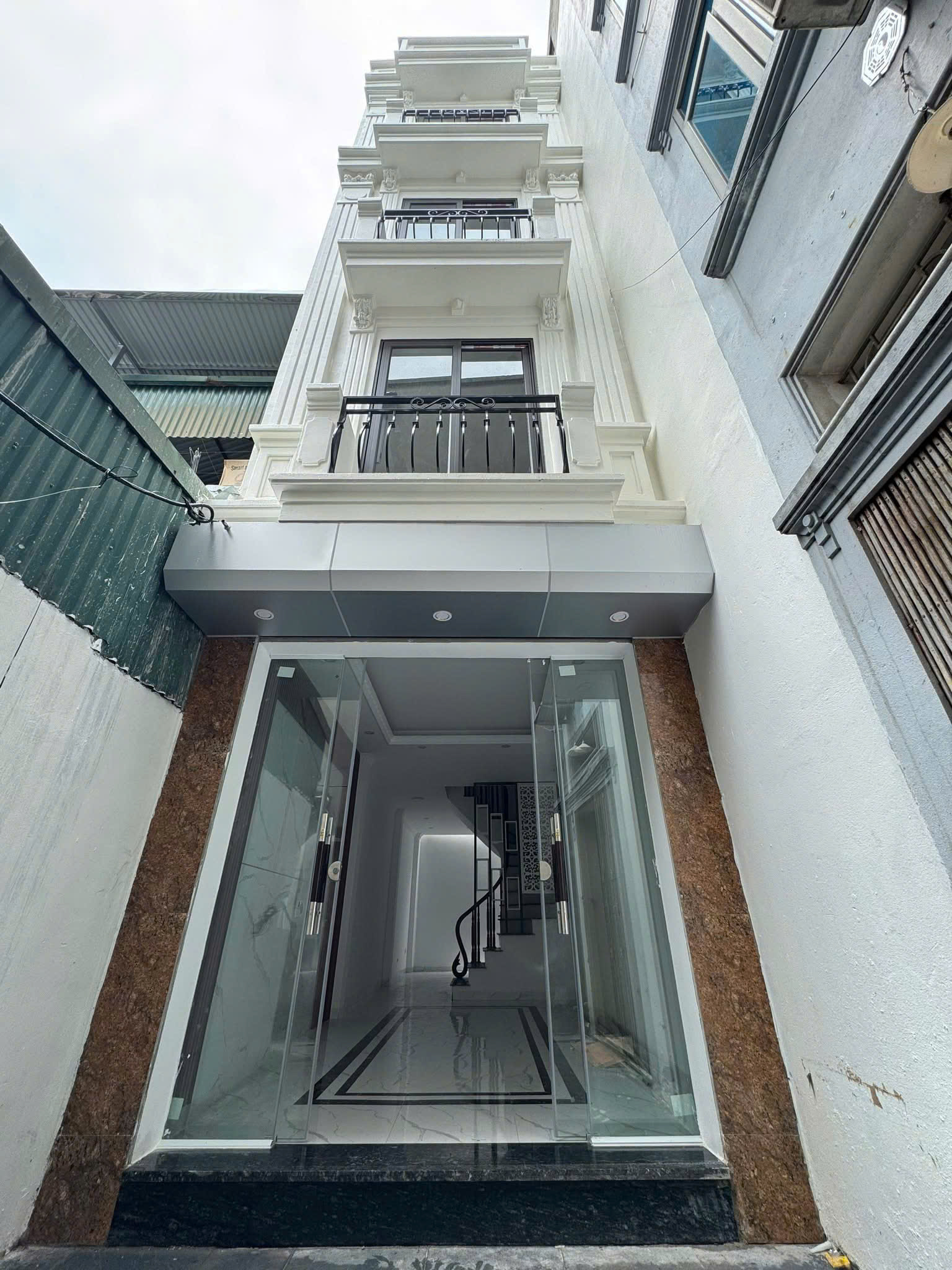 Cho thuê nhà nguyên căn ngõ 249 Yên Duyên , 5 tầng, 40m2, 6 ngủ, giá 11 triệu
