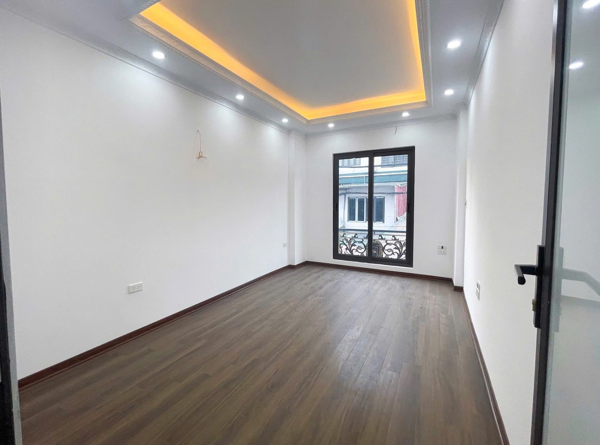 Cho thuê nhà nguyên căn ngõ 249 Yên Duyên , 5 tầng, 40m2, 6 ngủ, giá 11 triệu