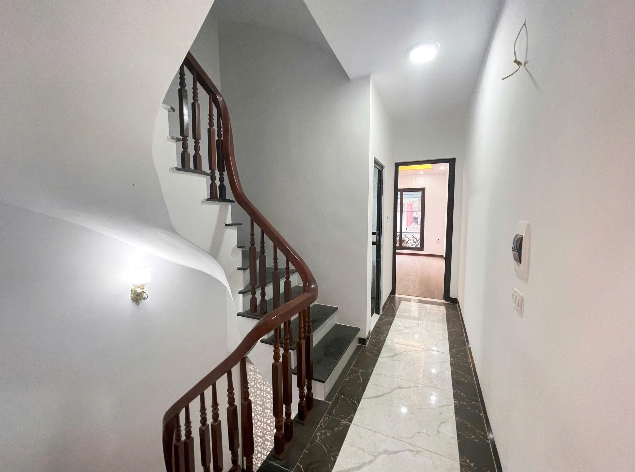 Cho thuê nhà nguyên căn ngõ 249 Yên Duyên , 5 tầng, 40m2, 6 ngủ, giá 11 triệu