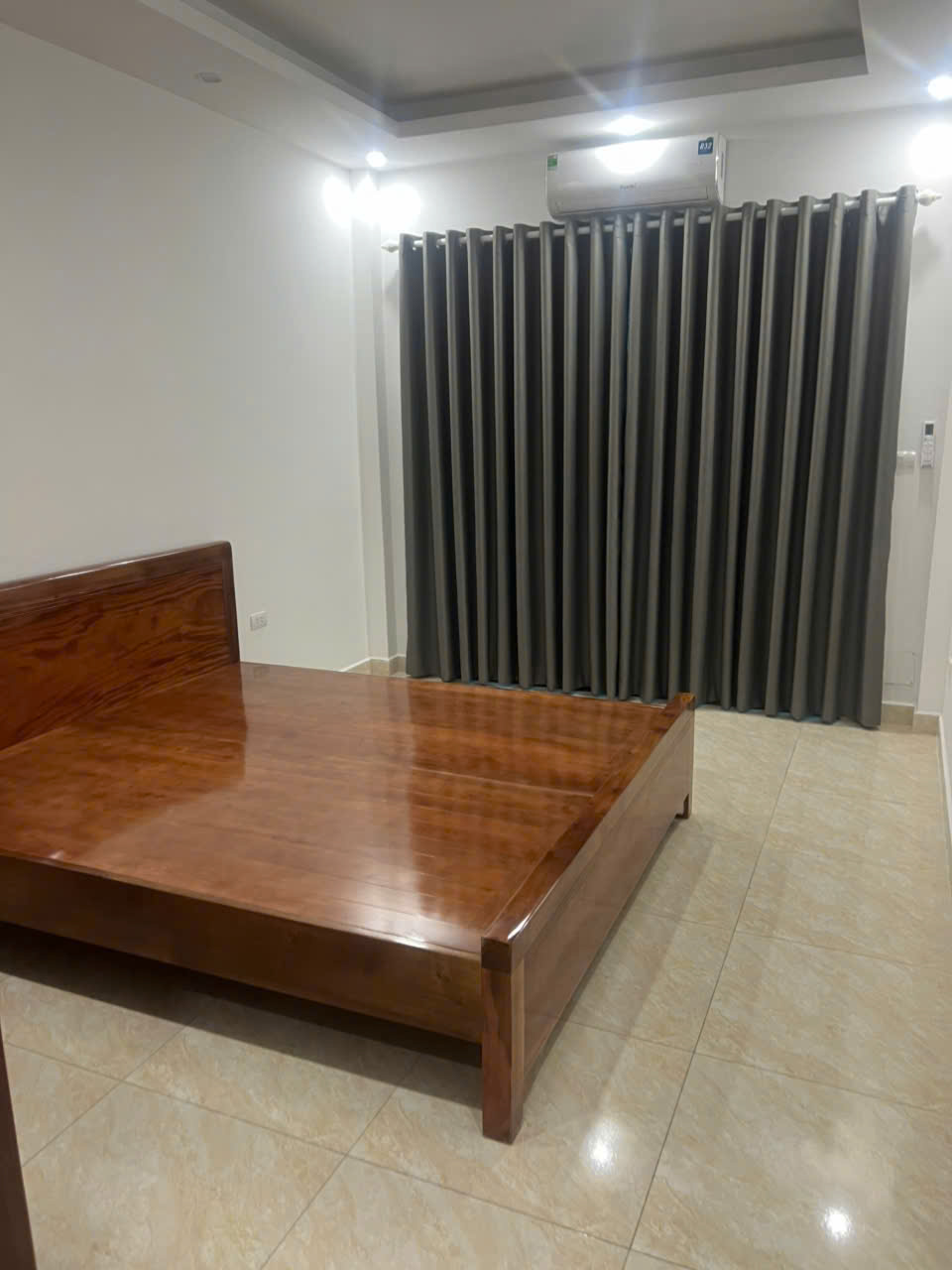 Cho thuê nhà nguyên căn có thang máy ngõ 255 Vĩnh Hưng 35m2 x 6 tầng,3 ngủ kk, 15 triệu