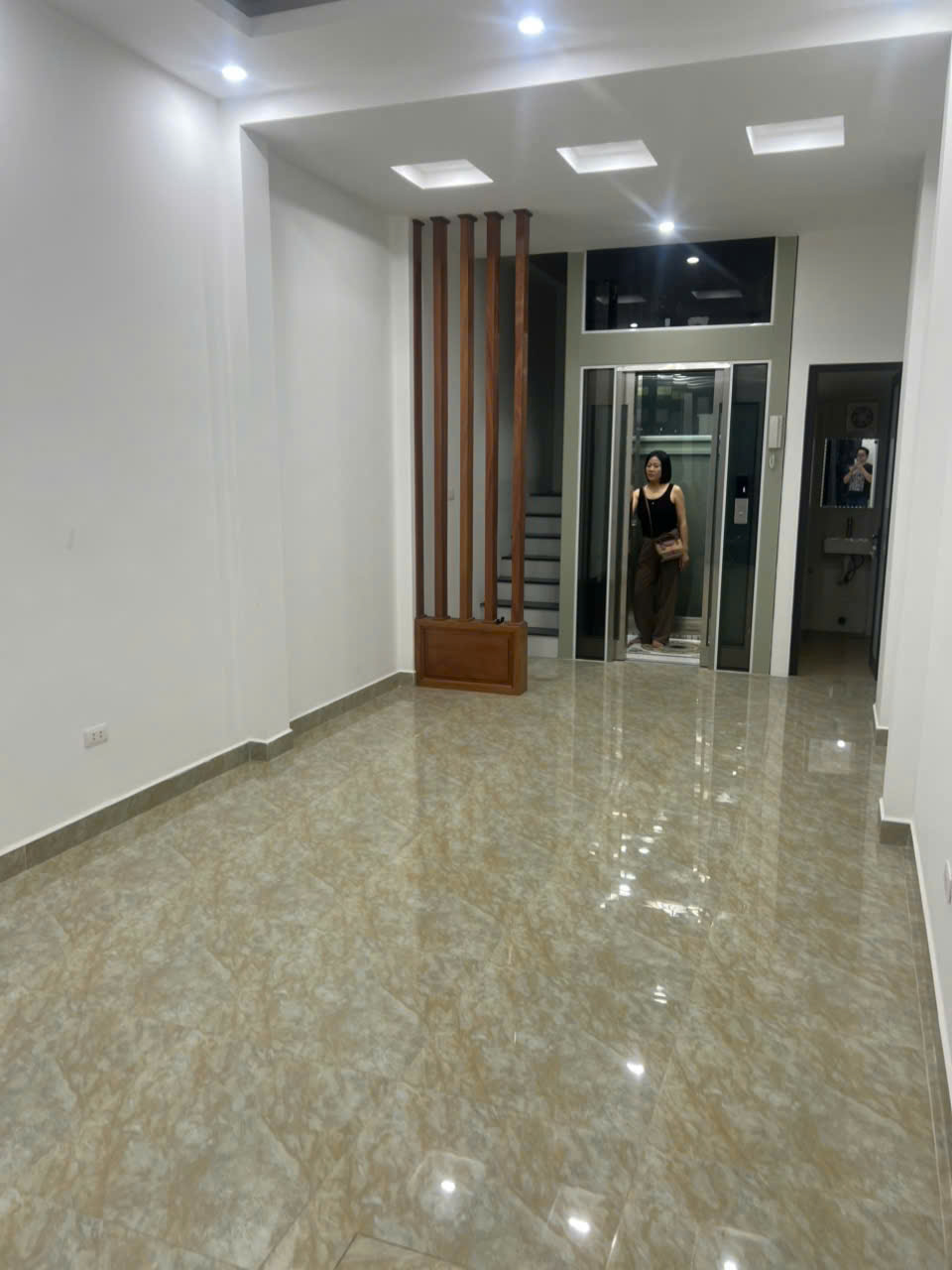 Cho thuê nhà nguyên căn có thang máy ngõ 255 Vĩnh Hưng 35m2 x 6 tầng,3 ngủ kk, 15 triệu