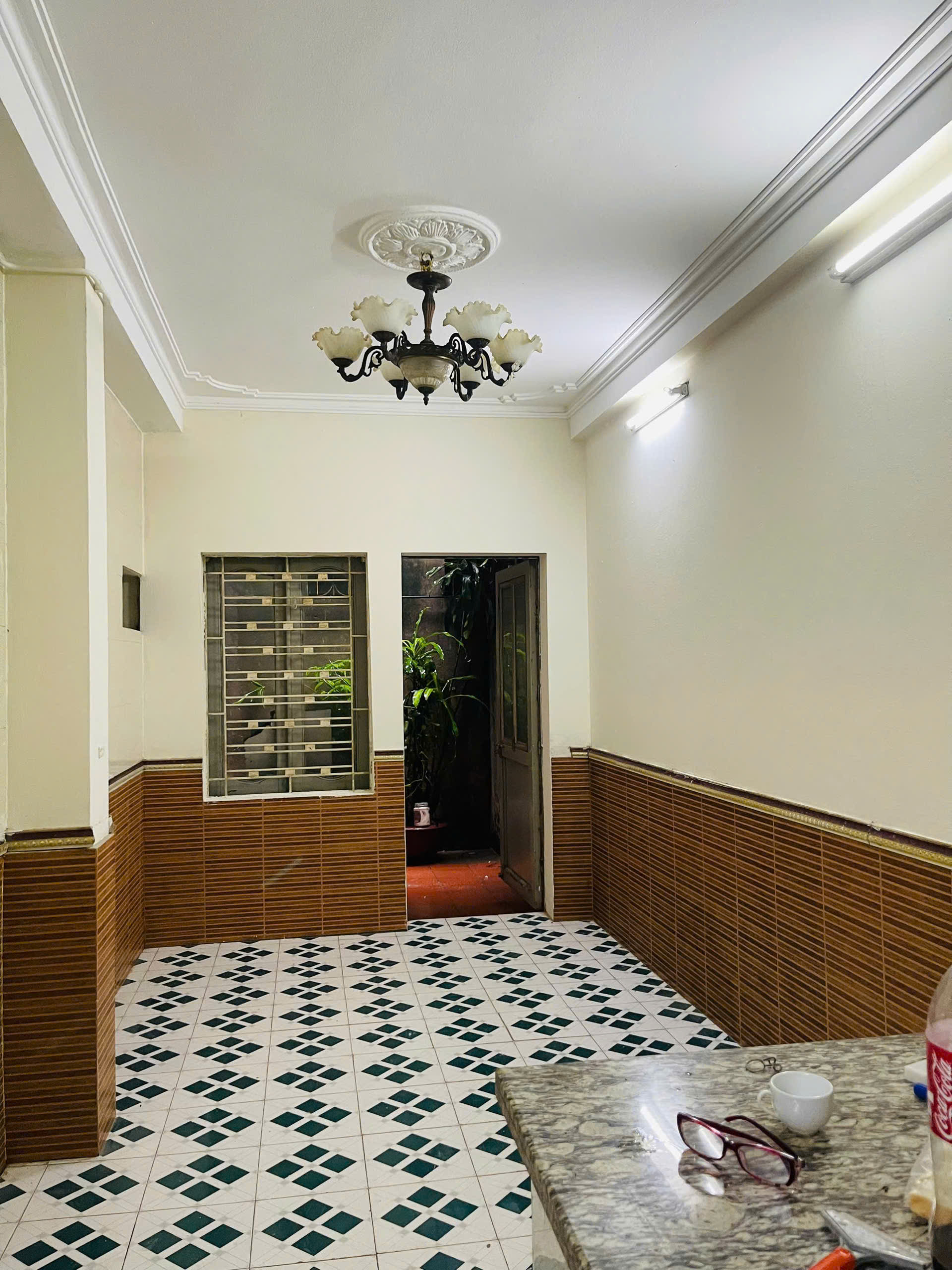 Cho thuê căn hộ tập thể tầng 1 đường Hoàng Ngọc Phách, 80m2, 2 phòng ngủ, 10 triệu/tháng