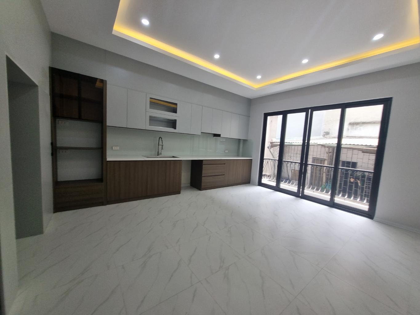 Vương Thừa Vũ 45m 6 tầng thang máy, đẳng cấp ô tô vào nhà, nội thất xin