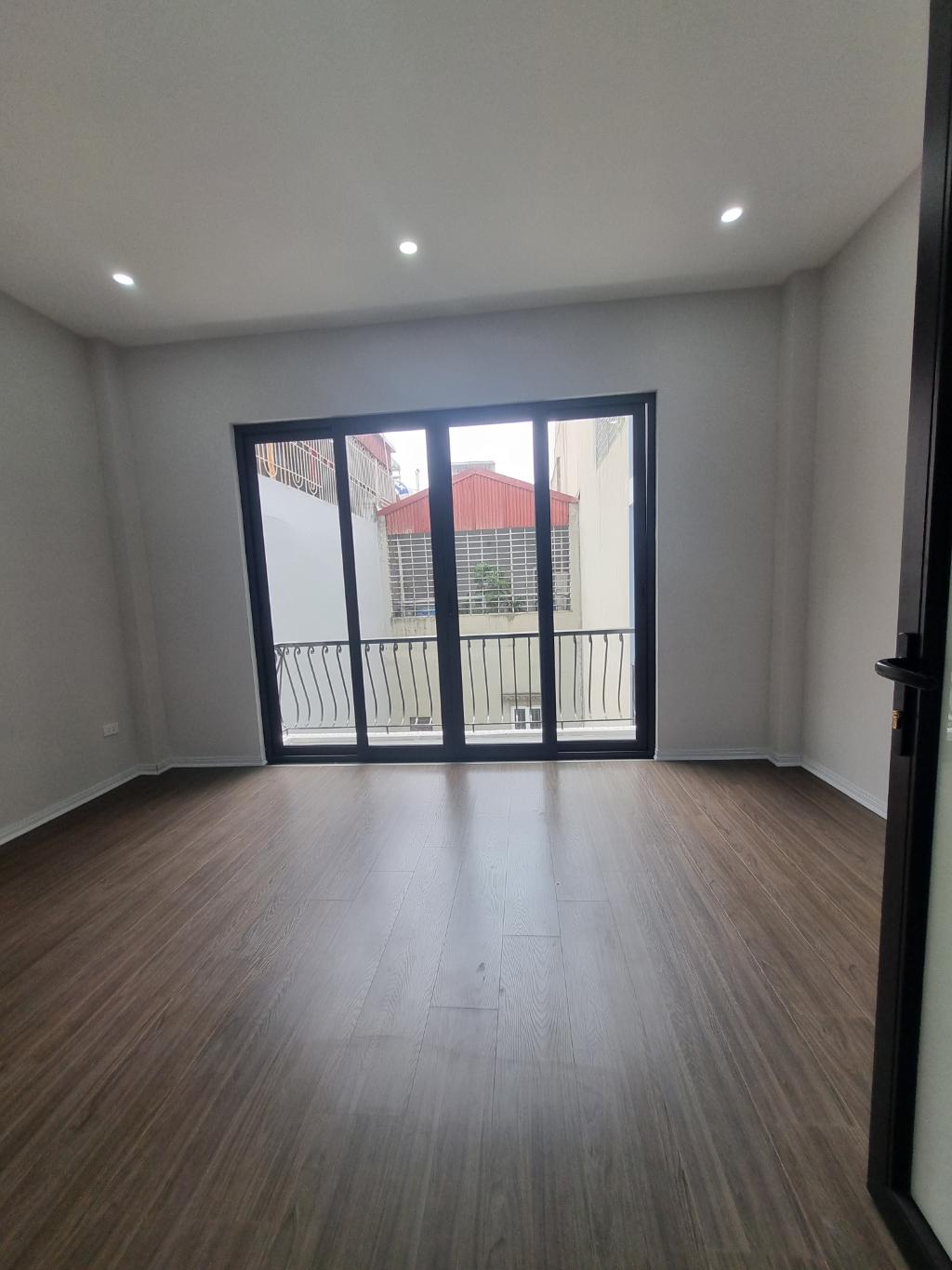 Vương Thừa Vũ 45m 6 tầng thang máy, đẳng cấp ô tô vào nhà, nội thất xin