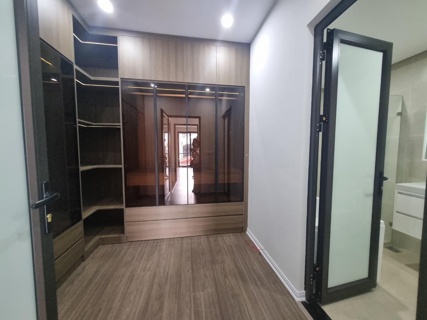 Vương Thừa Vũ 45m 6 tầng thang máy, đẳng cấp ô tô vào nhà, nội thất xin