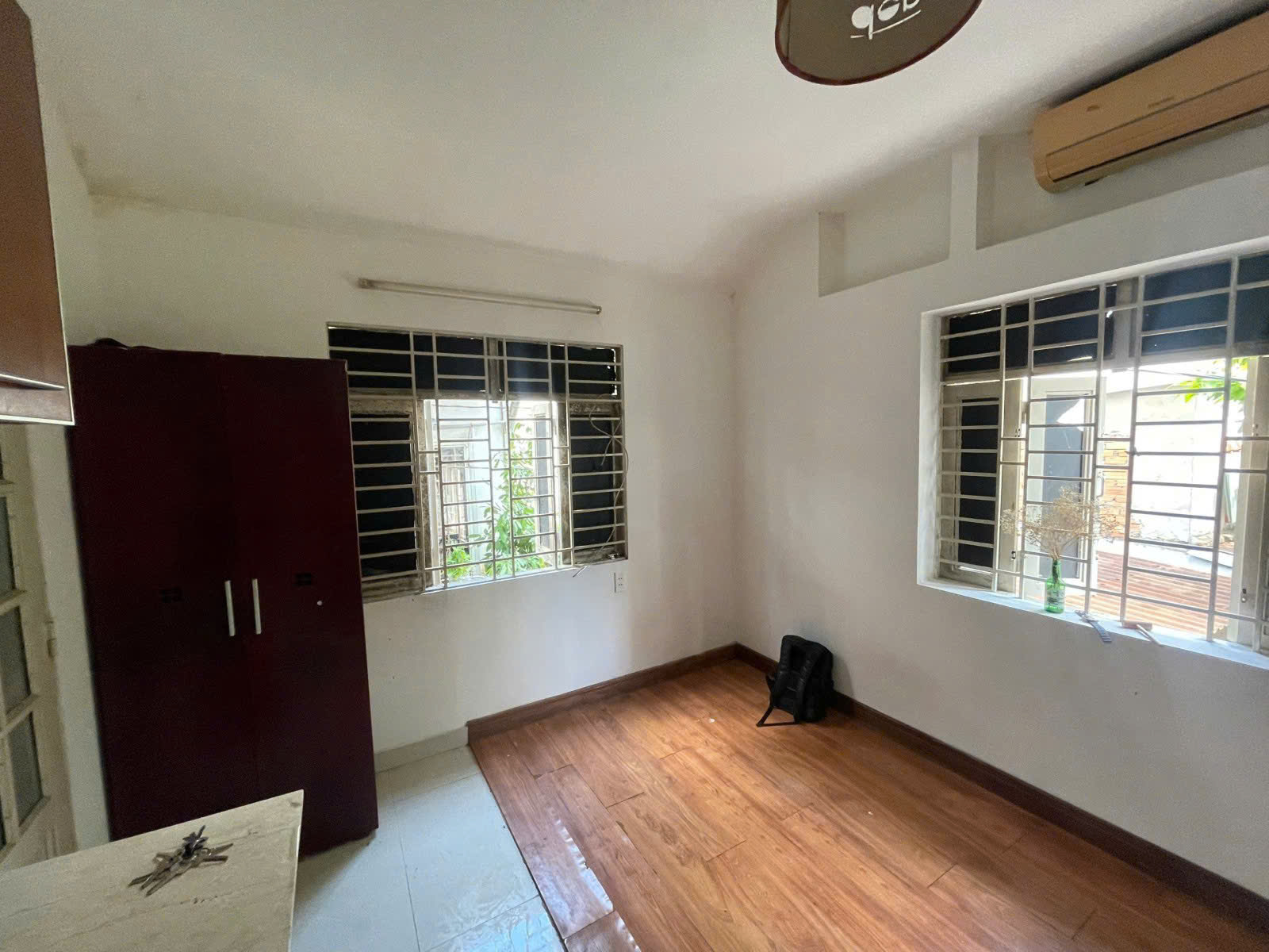 Chủ cần tiền bán gấp NHÀ SÁT QUẬN 1 gần 30m2 6 phòng đang cho thuê 20 triệu tháng