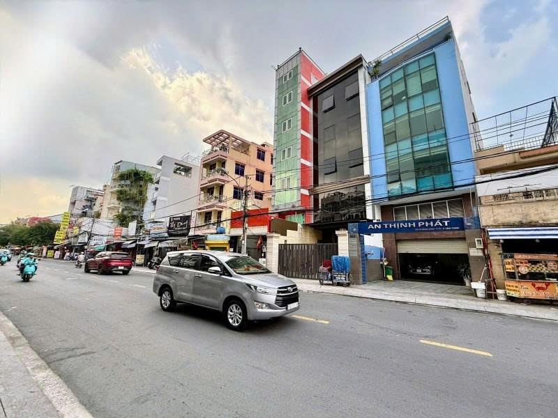 Bán nhà cũ, Mặt tiền Lê Quang Định – gần Nơ Trang Long, 8x30m, 2 Tầng cũ, còn 45 tỷ,