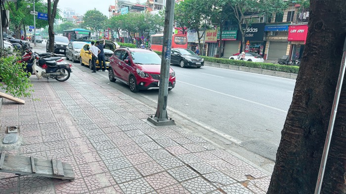 Bán nhà C4 mặt phố Nguyễn Văn Cừ 71m vỉa hè rộng, kinh doanh chỉ hơn 13 tỷ còn thương lượng. LH 0936123469
