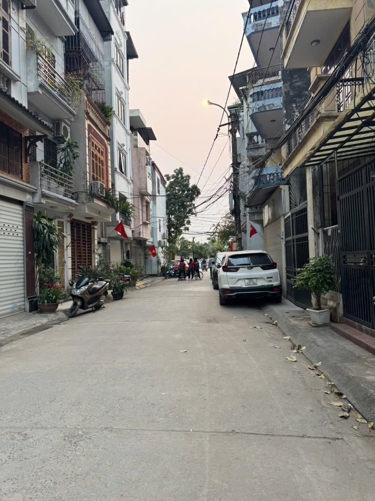Bán nhà Gia Quất, ngay Ngọc Lâm 51m x 4T, oto tránh thông, kinh doanh chỉ 11 tỷ 4 còn tl. LH 0936123469