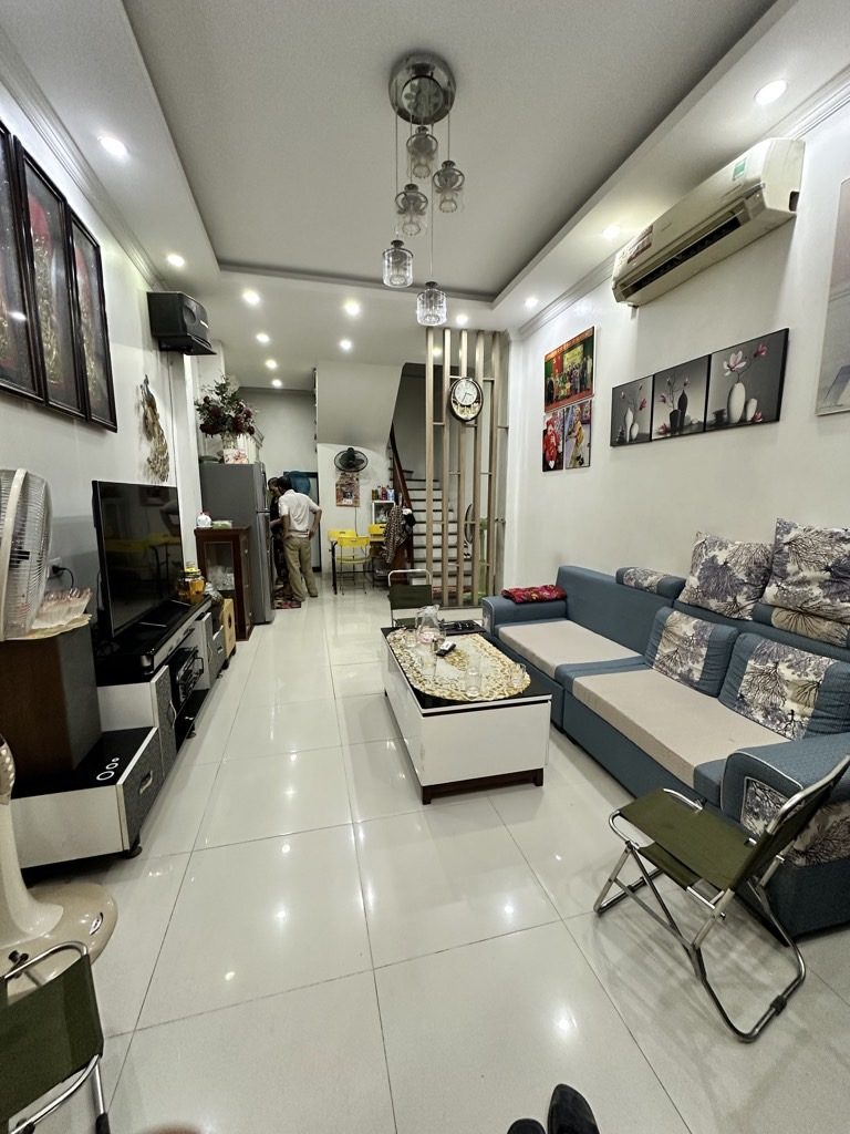 BÁN NHÀ GIA QUẤT, LONG BIÊN-35M- NHỈNH 6 TỶ( TL)