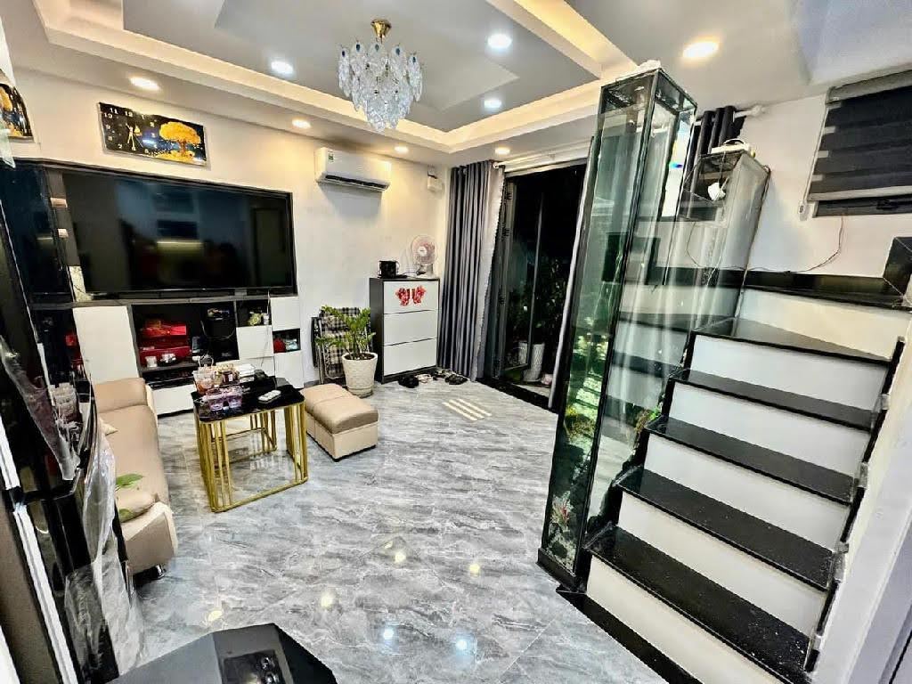 Nhà đẹp Bến Vân Đồn – ngang 5m, hẻm 6m
