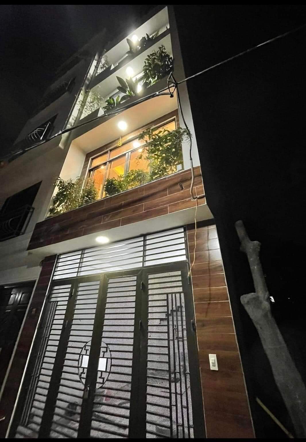 NHÀ MỚI ĐẸP GẦN ĐƯỜNG PHẠM VĂN ĐỒNG – DT32M2 – 5 TẦNG – GIÁ 5.5 TỶ – GẦN Ô TÔ TRUNG TÂM