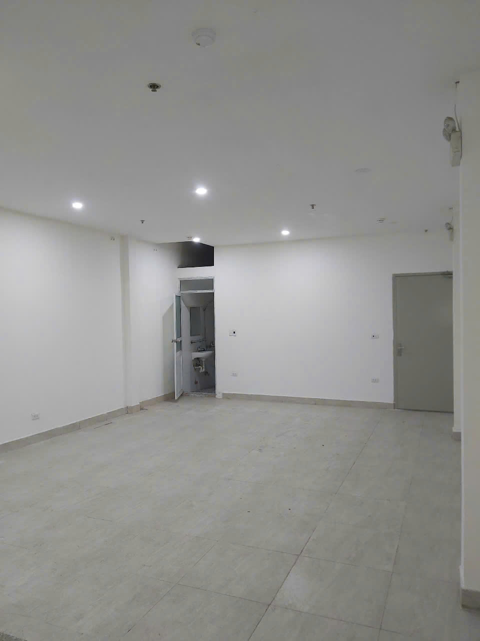 Bán nhà giá tốt MP Hồng Tiến-Long Biên-Hà Nội. Mặt tiền rộng, thang máy. Kinh doanh vô địch(4/9)