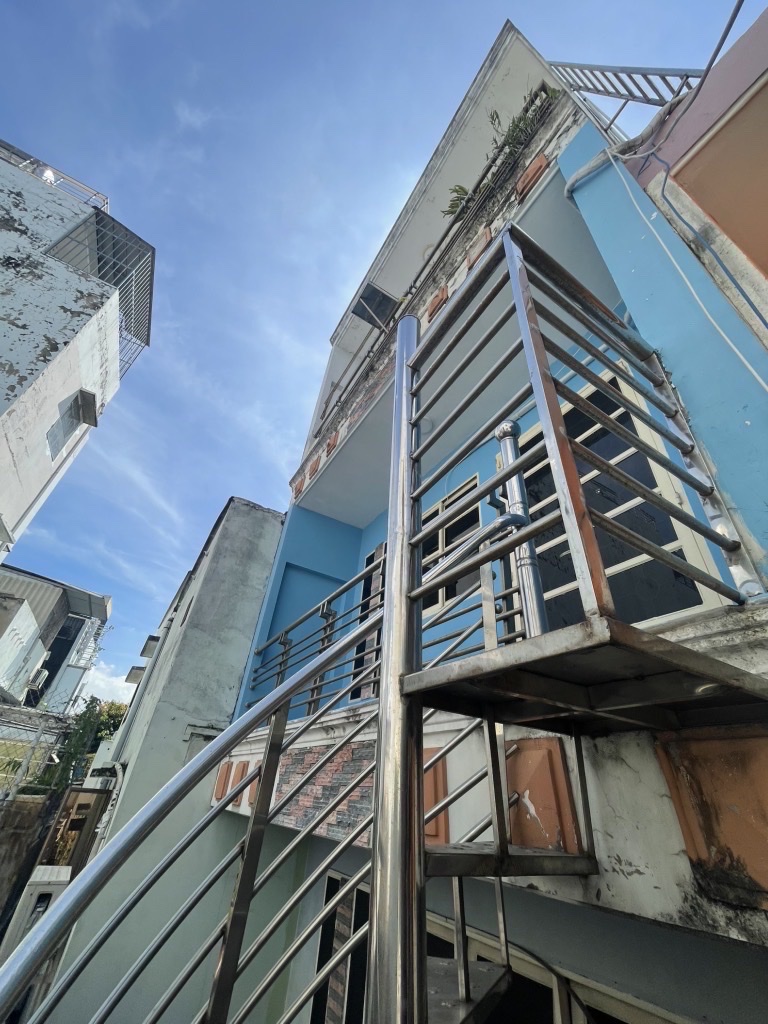 BÁN DÃY TRỌ NGANG LỚN 9.5 – CÓ 2 MẶT TRƯỚC SAU- MẶT SAU XE HƠI TỚI CỬA- ĐƯỜNG NGUYỄN TẤT THÀNH VÀ ĐOÀN VĂN BƠ- THÔNG RA XÓM CHIẾU QUA PHỐ ĐI BỘ NGUYỄN HUỆ CHỈ 3 PHÚT-VÀI BƯỚ QUA Q7.