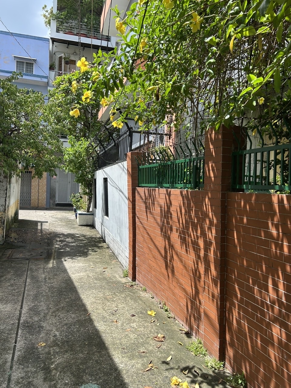 BÁN DÃY TRỌ NGANG LỚN 9.5 – CÓ 2 MẶT TRƯỚC SAU- MẶT SAU XE HƠI TỚI CỬA- ĐƯỜNG NGUYỄN TẤT THÀNH VÀ ĐOÀN VĂN BƠ- THÔNG RA XÓM CHIẾU QUA PHỐ ĐI BỘ NGUYỄN HUỆ CHỈ 3 PHÚT-VÀI BƯỚ QUA Q7.