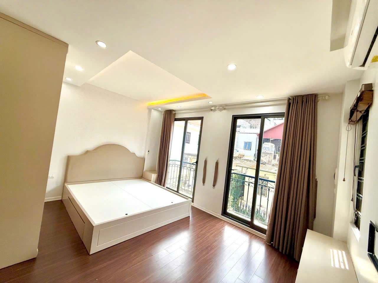 BÁN NHÀ BỒ ĐỀ – Ô TÔ VÀO NHÀ – 5 TẦNG MỚI – FULL NỘI THẤT NHẬP KHẨU 12,95 TỶ
