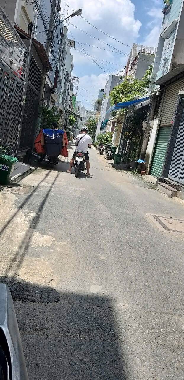 HẺM XE HƠI – Vào tận cửa, sạch sẽ – an ninh – hàng xóm thân thiện giá chỉ 4,5 tỷ.