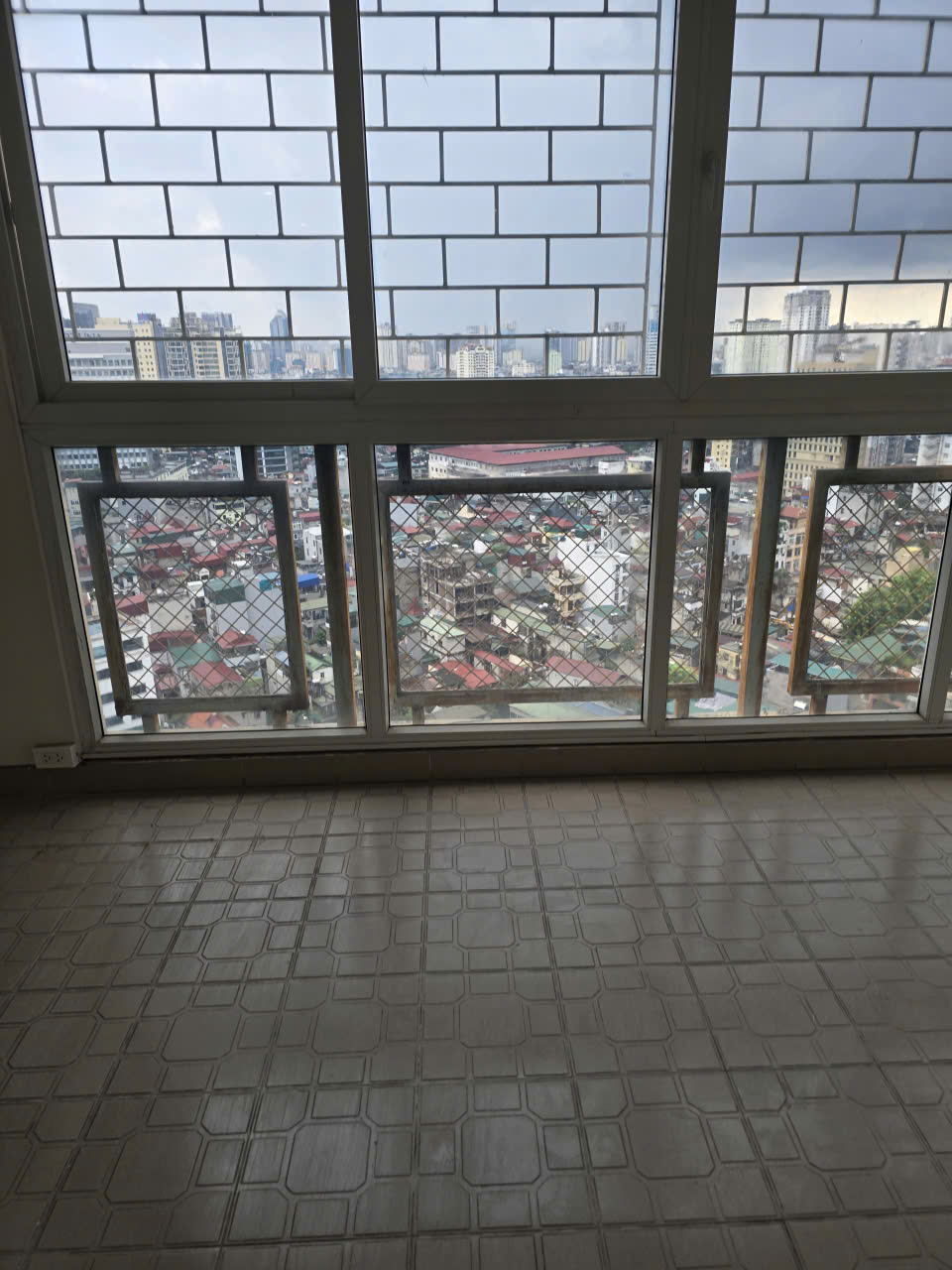 Cho thuê căn hộ dt 144m2 rộng thênh thang có thể làm văn phòng hoặc để ở lâu dài giá cực rẻ